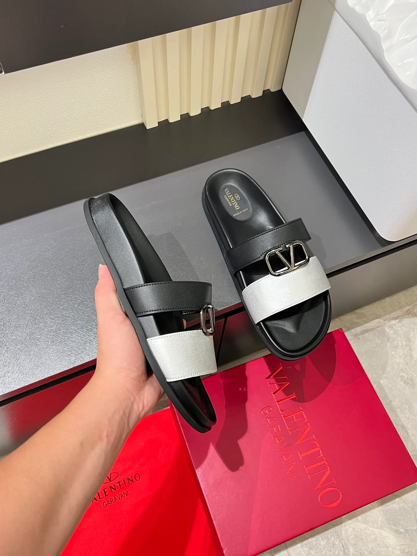 Men's shoes 💰p300 VALENTINO Men's 🧍‍♂️ Spring and summer new style metal logo flat slippers, elegant sandals, the same style worn by celebrities, original molding, imported calfskin. Rubber outsole. Soft and durable, full set of counter packaging size: 39-44 (.45.46 customized)